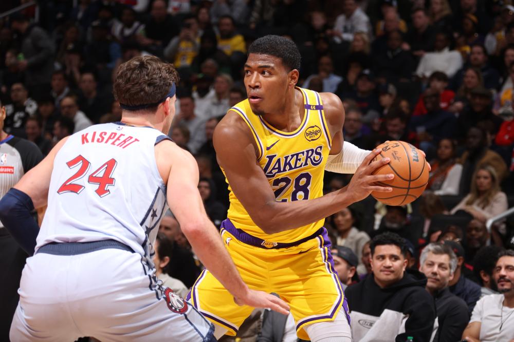 [天下足球]莱万双响 巴萨大胜赫罗纳.